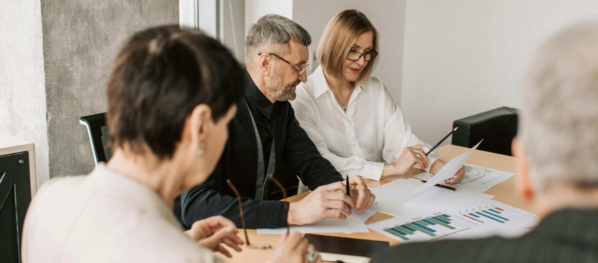 فريق مجموعة الشهري للمحاماة في اجتماع عمل