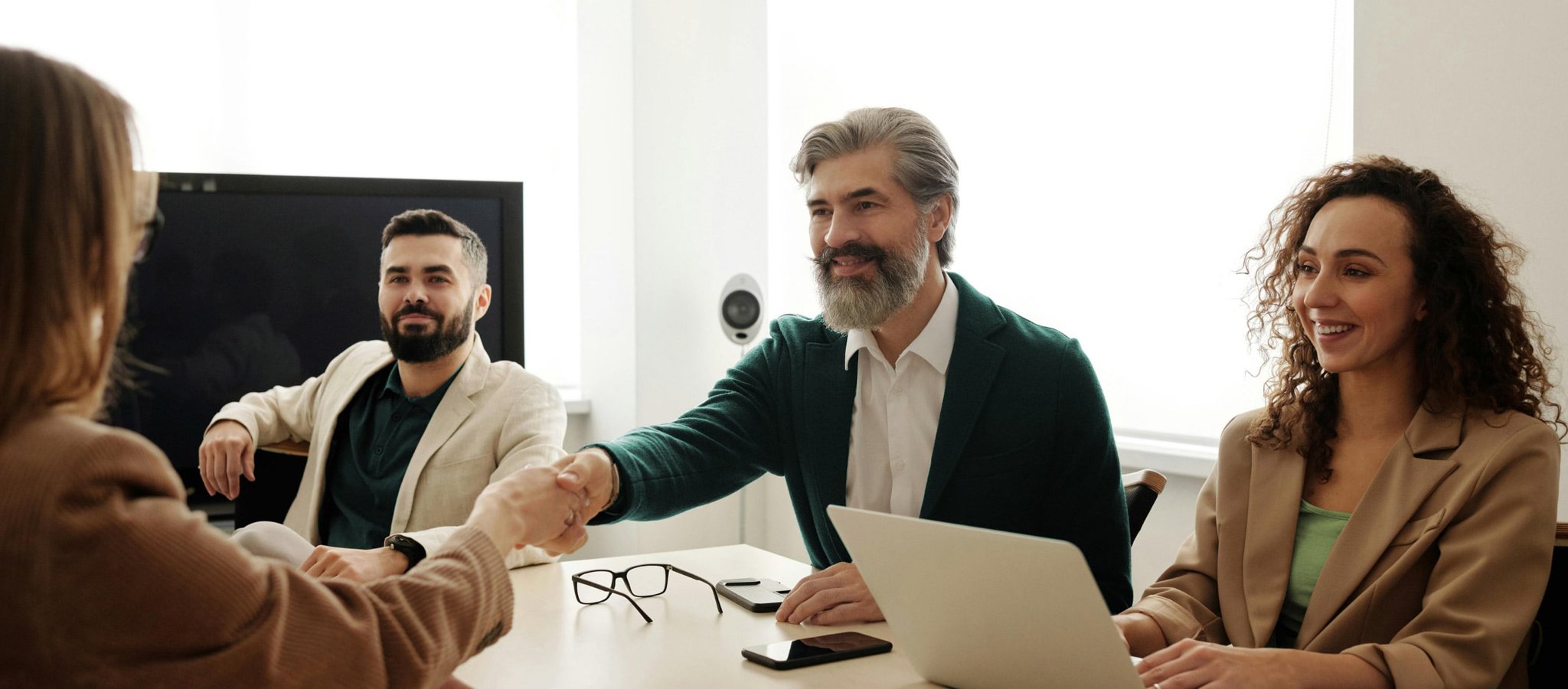 محامو المجموعة خلال اجتماع مع موكّلين
